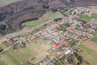 Dorf - Ansicht am Rande von landwirtschaftlichen Feldern und Nutzflächen in Obersimten im Bundesland Rheinland-Pfalz, Deutschland