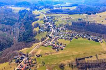 Dorfansicht aus Norden im Ortsteil Hochstellerhof in Trulben im Bundesland Rheinland-Pfalz, Deutschland