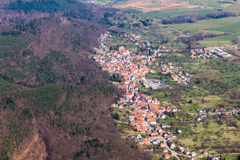Luftaufnahme von Dorf - Ansicht am Rande von landwirtschaftlichen Feldern und Nutzflächen in Saint-Jean-Saverne in Grand Est im Bundesland Bas-Rhin, Frankreich