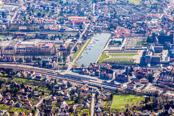 Gebäude und Schloßpark- Anlagen des Wasserschloß Châteaux d'Oberhof in Saverne in Grand Est im Bundesland Bas-Rhin, Frankreich