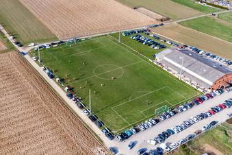 Luftbild von Sportplatz- Fussballplatz in Ringendorf in Grand Est im Bundesland Bas-Rhin, Frankreich
