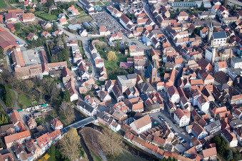 Drohnenaufname von Pfaffenhoffen im Bundesland Bas-Rhin, Frankreich