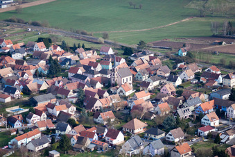 Schrägluftbild von Pfaffenhoffen im Bundesland Bas-Rhin, Frankreich