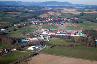 Gebäude und Produktionshallen auf dem Werksgelände Tryba in Gundershoffen in Grand Est im Bundesland Bas-Rhin, Frankreich