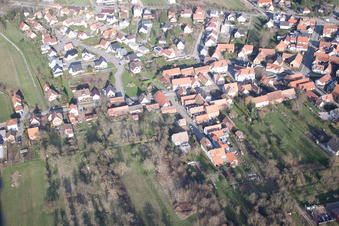 Morsbronn-les-Bains im Bundesland Bas-Rhin, Frankreich aus der Drohnenperspektive