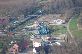 Schrägluftbild von Morsbronn-les-Bains im Bundesland Bas-Rhin, Frankreich