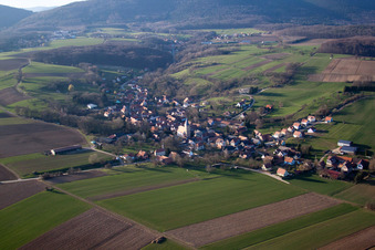 Dorf - Ansicht am Rande von landwirtschaftlichen Feldern und Nutzflächen in Drachenbronn-Birlenbach in Grand Est im Bundesland Bas-Rhin, Frankreich