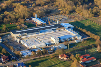 Webasto Mechatronics im Ortsteil Schaidt in Wörth am Rhein im Bundesland Rheinland-Pfalz, Deutschland von einer Drohne aus