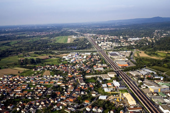 Bahnlinie von Süden im Ortsteil Oos in Baden-Baden im Bundesland Baden-Württemberg, Deutschland