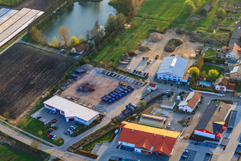 Gewerbegebiet Im Riegel mit Schuh-Hanss am Weiher der Sportfischervereinigung Herxheim e.V in Herxheim bei Landau im Bundesland Rheinland-Pfalz, Deutschland