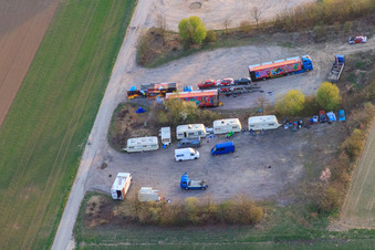 Parkplatz an der Offenbacher Straße in Herxheim bei Landau im Bundesland Rheinland-Pfalz, Deutschland