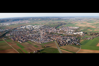 Panorama vom Ortsbereich und der Umgebung in Ditzingen im Bundesland Baden-Württemberg, Deutschland