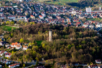 Luftaufnahme von Bauwerk des Aussichtsturmes Engelbergturm in Leonberg im Bundesland Baden-Württemberg, Deutschland