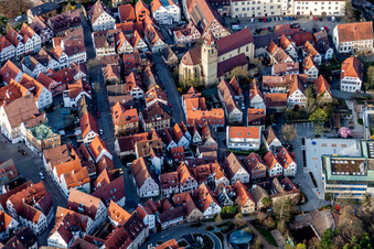 Kirchengebäude der Stadtkirche im Altstadt- Zentrum der Innenstadt in Leonberg im Bundesland Baden-Württemberg, Deutschland