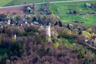 Schrägluftbild von Bauwerk des Aussichtsturmes Engelbergturm in Leonberg im Bundesland Baden-Württemberg, Deutschland