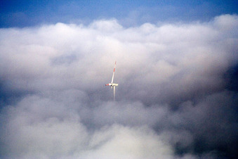 Minfeld, Windräder in Wolken im Bundesland Rheinland-Pfalz, Deutschland