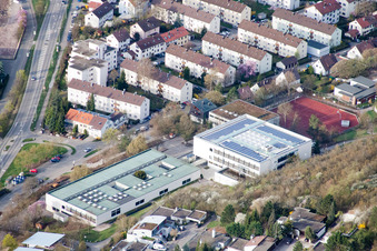 August-Lämmle-Schule, Gerlinger Straße im Ortsteil Ramtel in Leonberg im Bundesland Baden-Württemberg, Deutschland aus der Drohnenperspektive