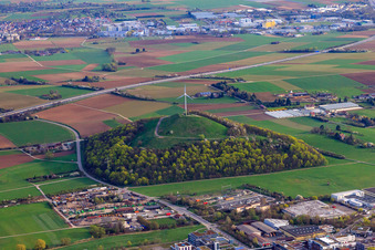 Windrad auf dem Grünen Heiner an der A 81 im Ortsteil Weilimdorf in Stuttgart im Bundesland Baden-Württemberg, Deutschland