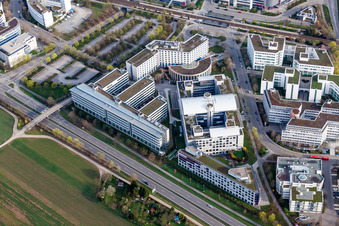 Luftaufnahme von Gewerbegebiet und Firmenansiedlung mit Holiday Inn Stuttgart und VPV Versicherungen in Stuttgart im Ortsteil Weilimdorf im Bundesland Baden-Württemberg, Deutschland