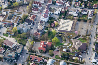 Dachkonstruktion auf dem Gebäude der Sporthalle im Ortsteil Korntal in Korntal-Münchingen im Bundesland Baden-Württemberg, Deutschland