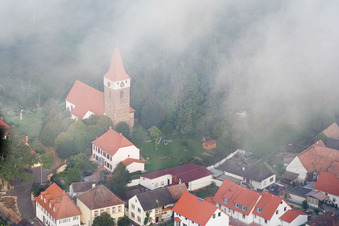 Protestantische Kirche Minfeld im Nebel im Bundesland Rheinland-Pfalz, Deutschland