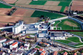 Gefängnis- Gelände und Sicherheitsumzäunung der Justizvollzugsanstalt Justizvollzugsanstalt Justizvollzugsanstalt Stuttgart in Stammheim im Bundesland Baden-Württemberg, Deutschland