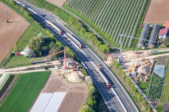 Baustelle zum Neubau eines Brückenbauwerk zur Feldwegquerung über die Autobahn- der BAB A65 in Kandel im Bundesland Rheinland-Pfalz, Deutschland