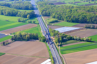 Erneuerung einer Brücke für einen Feldweg über die A65 in Kandel im Bundesland Rheinland-Pfalz, Deutschland aus der Luft
