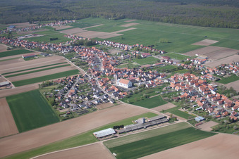 Schleithal im Bundesland Bas-Rhin, Frankreich aus der Drohnenperspektive