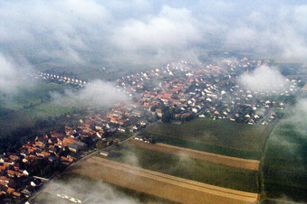 Ort uinter tiefen Wolken in Freckenfeld im Bundesland Rheinland-Pfalz, Deutschland