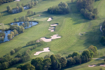 Schrägluftbild von Soufflenheim , Golfclub Soufflenheim Baden-Baden im Bundesland Bas-Rhin, Frankreich
