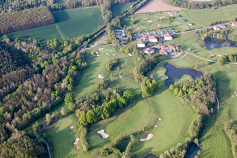 Schrägluftbild von Soufflenheim , Golfclub Soufflenheim Baden-Baden im Bundesland Bas-Rhin, Frankreich
