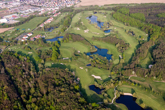 Schrägluftbild von Gelände des Golfplatz Golfclub Soufflenheim Baden-Baden in Soufflenheim in Grand Est im Bundesland Bas-Rhin, Frankreich