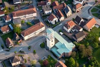 Kirchengebäude mit blauem Dach im Dorfkern in Offendorf in Grand Est im Bundesland Bas-Rhin, Frankreich
