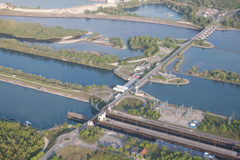 Drohnenbild von Gambsheim im Bundesland Bas-Rhin, Frankreich