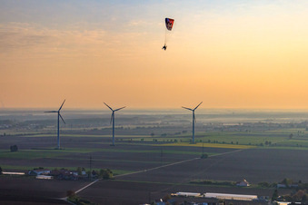 Paragleiter über dem Windpark Minfeld im Bundesland Rheinland-Pfalz, Deutschland