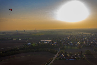 Luftbild von Paragleiter über dem Windpark Minfeld im Bundesland Rheinland-Pfalz, Deutschland