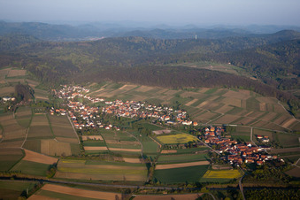 Drohnenaufname von Ortsteil Pleisweiler in Pleisweiler-Oberhofen im Bundesland Rheinland-Pfalz, Deutschland