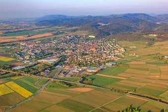Stadtansicht aus Nordosten in Pleisweiler-Oberhofen im Bundesland Rheinland-Pfalz, Deutschland