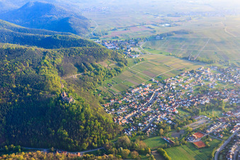 Ortansicht unter der Burgruine Landeck in Klingenmünster im Bundesland Rheinland-Pfalz, Deutschland