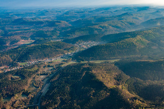 Hinterweidenthal im Bundesland Rheinland-Pfalz, Deutschland aus der Drohnenperspektive