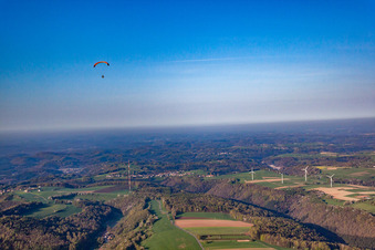 Hoch überm Pfälzerwald in Vinningen im Bundesland Rheinland-Pfalz, Deutschland