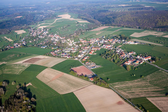 Dorf - Ansicht am Rande von landwirtschaftlichen Feldern und Nutzflächen in Kröppen im Bundesland Rheinland-Pfalz, Deutschland