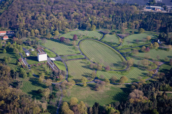 Luftbild von Grabreihen auf dem Gelände des amerikanischen Soldatenfriedhofes / Cimetière militaire américain de Saint-Avold in Saint-Avold in Grand Est im Bundesland Moselle, Frankreich