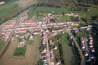 Dorf - Ansicht am Rande von landwirtschaftlichen Feldern und Nutzflächen in Charency-Vezin in Grand Est im Bundesland Meurthe-et-Moselle, Frankreich