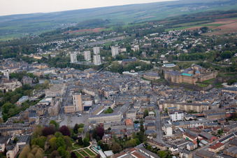 Schrägluftbild von Sedan im Bundesland Ardennes, Frankreich