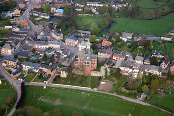 Schrägluftbild von Origny-en-Thiérache im Bundesland Aisne, Frankreich