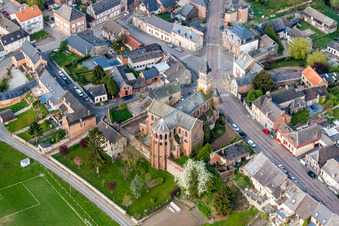 Kirchengebäude der Eglise Saints Cyr et Juliette in Origny-en-Thierache in Hauts-de-France in Origny-en-Thiérache im Bundesland Aisne, Frankreich