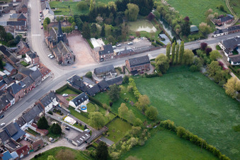 Schrägluftbild von Étréaupont im Bundesland Aisne, Frankreich