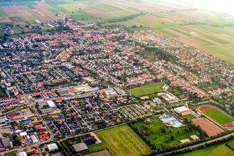 Stadt von Nordosten in Offenbach an der Queich im Bundesland Rheinland-Pfalz, Deutschland